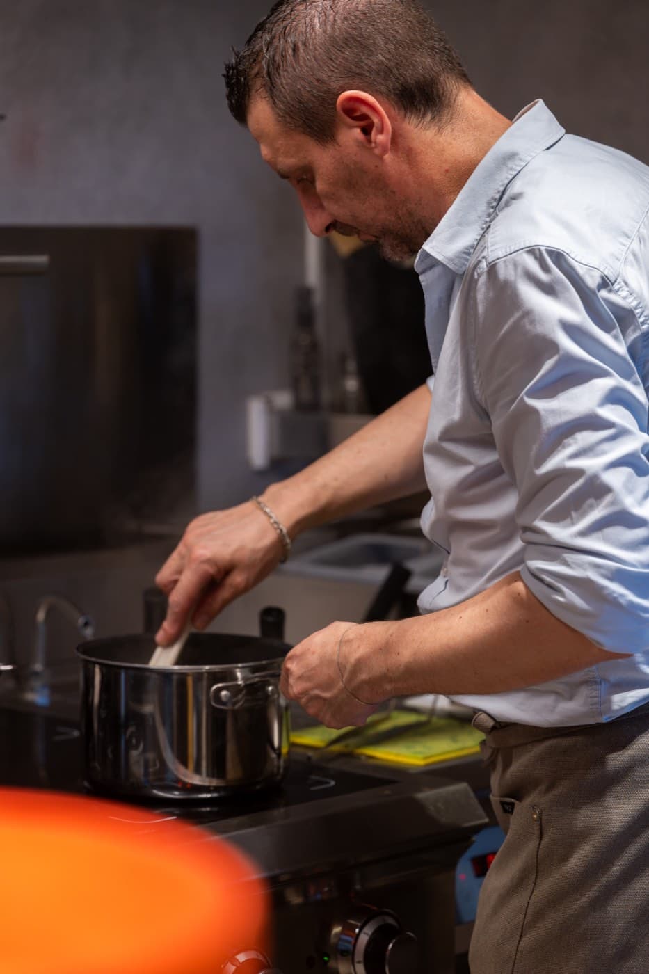 Lo chef al lavoro ai fornelli della cucina
