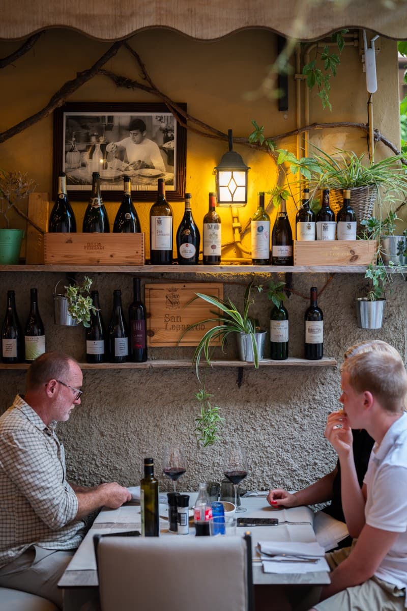 La parete con le bottiglie di vino