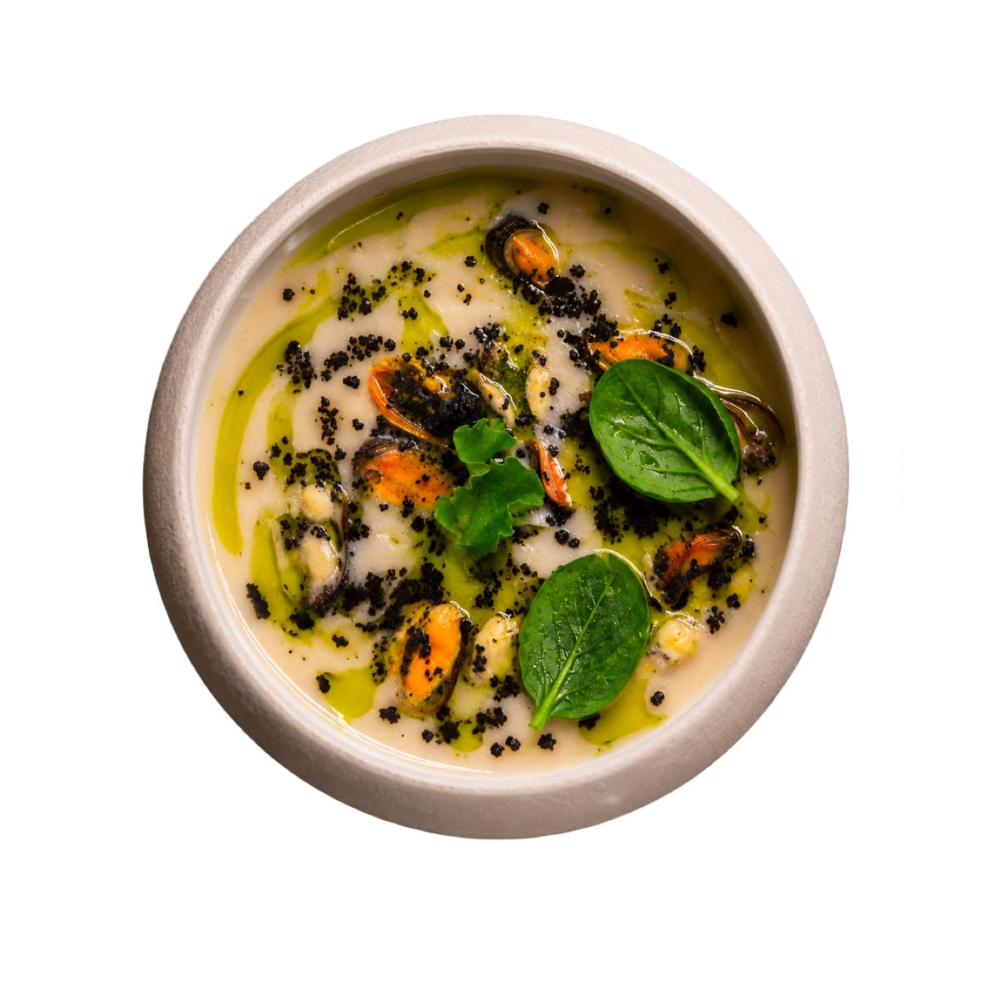 Cozze e gamberi in un brodo con perle nere e basilico