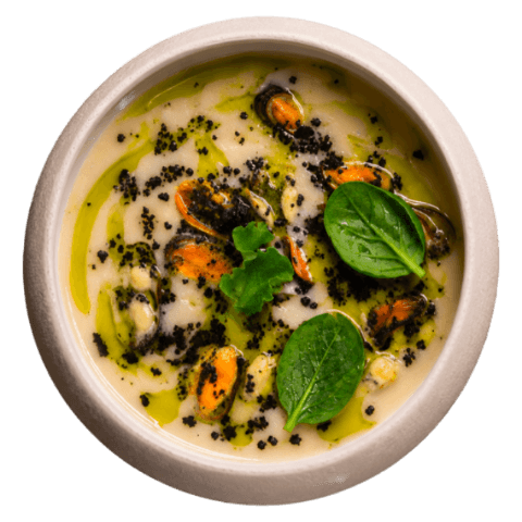 Crema di pane con cozze, gamberi e basilico